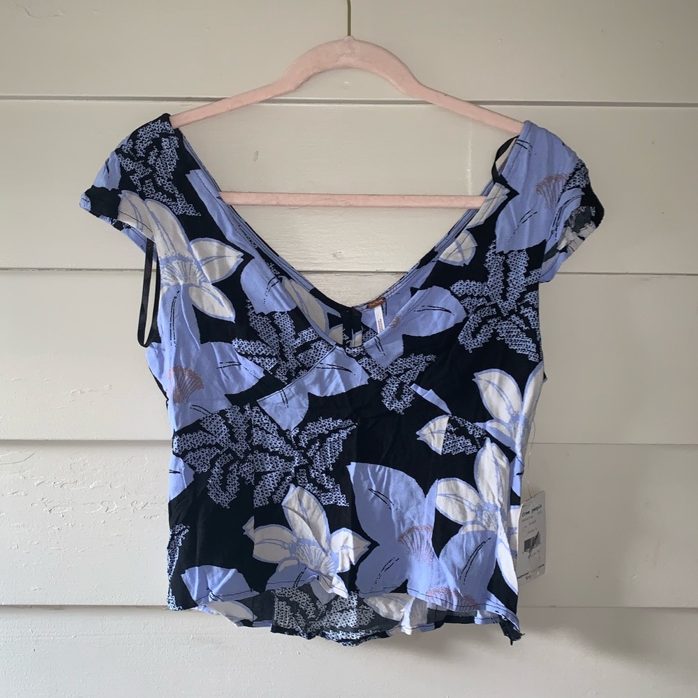 ✨Free people crop top✨